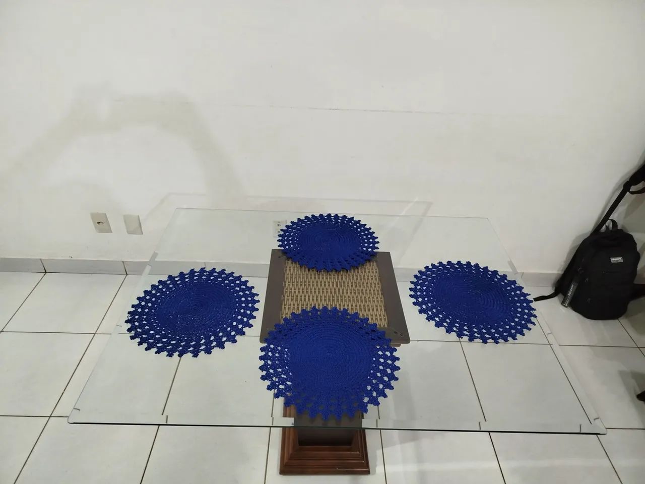 Mesa de vidro (Tam. 1.20 X 0.90) com base em madeira - Foto 2
