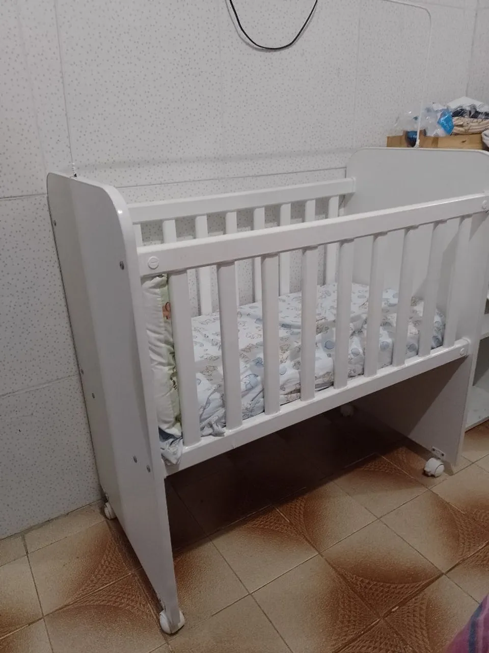 Mini Berço Infantil Branco com Rodinhas