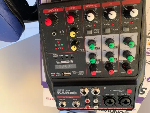 MESA DE SOM SOUNDVOICE MODELO USB BIVOLT POUCO USADA