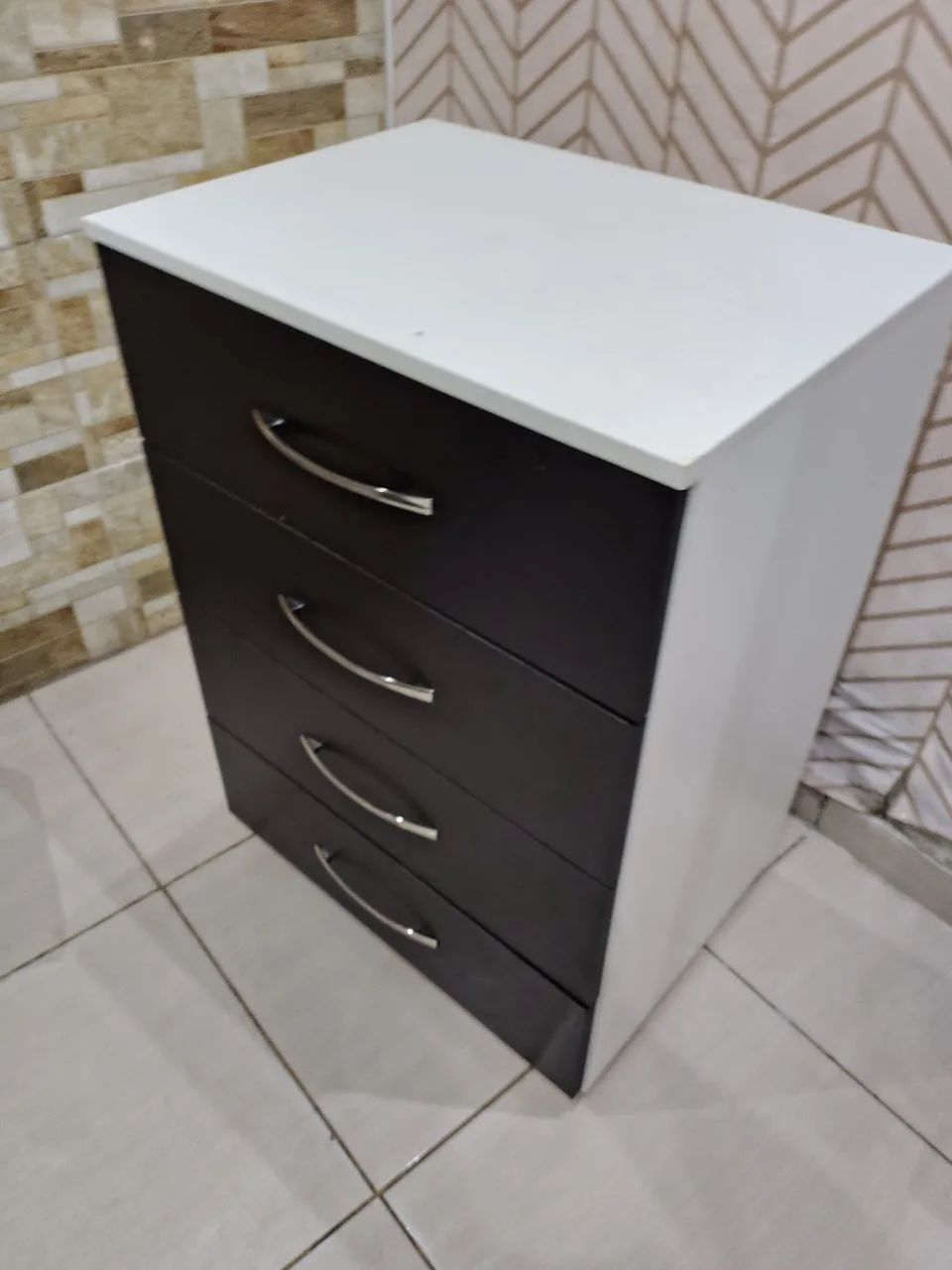  Cómoda em MDF  de marcenaria  4 Gavetas Branco e Preto
