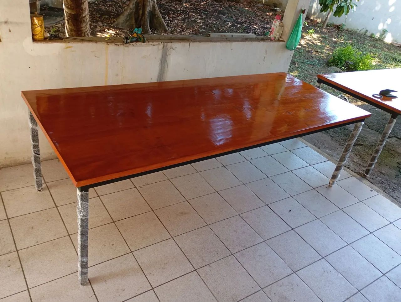 Mesa de madeira com estrutura metálica