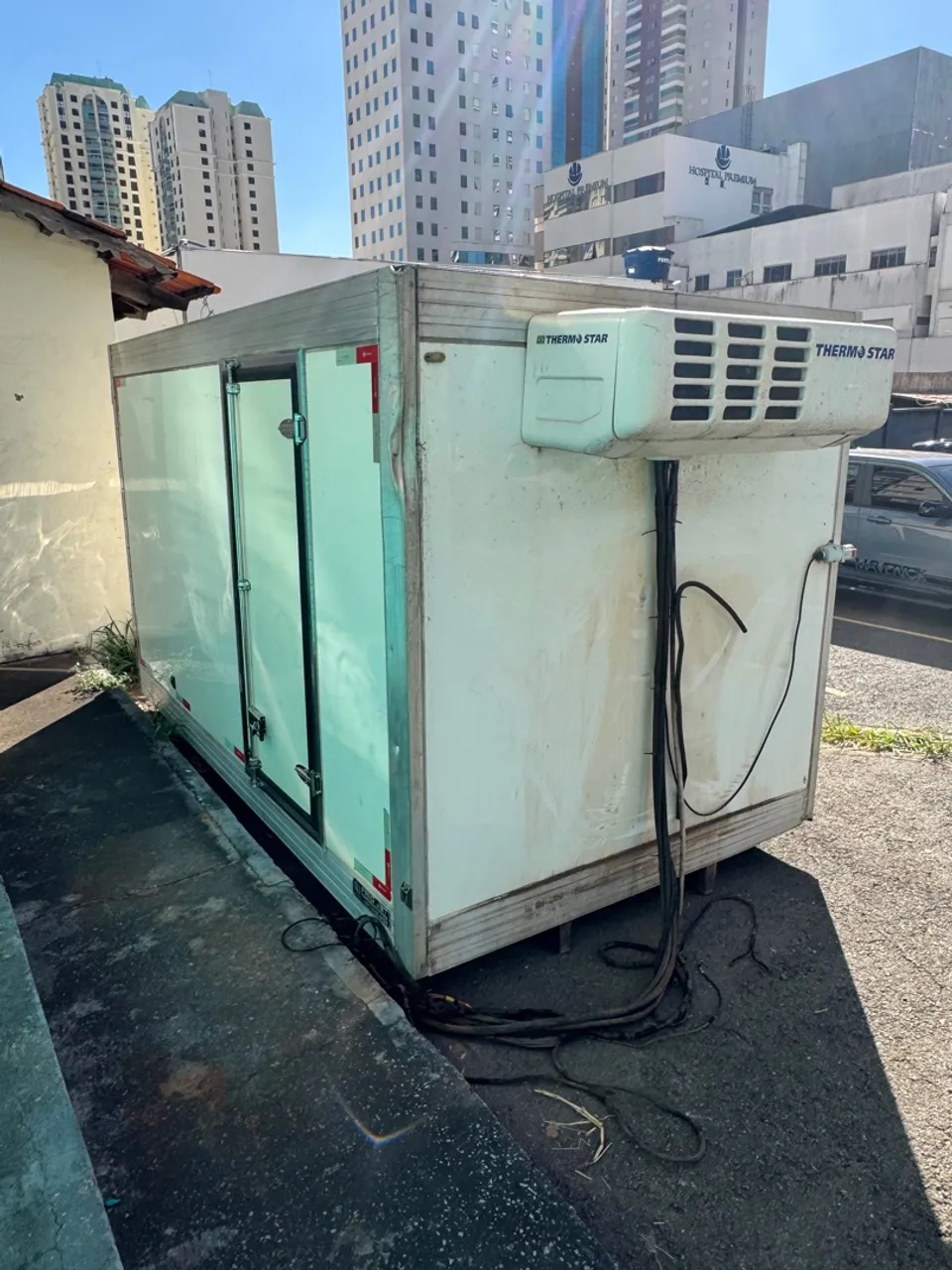 Baú frigorífico com gancheira
