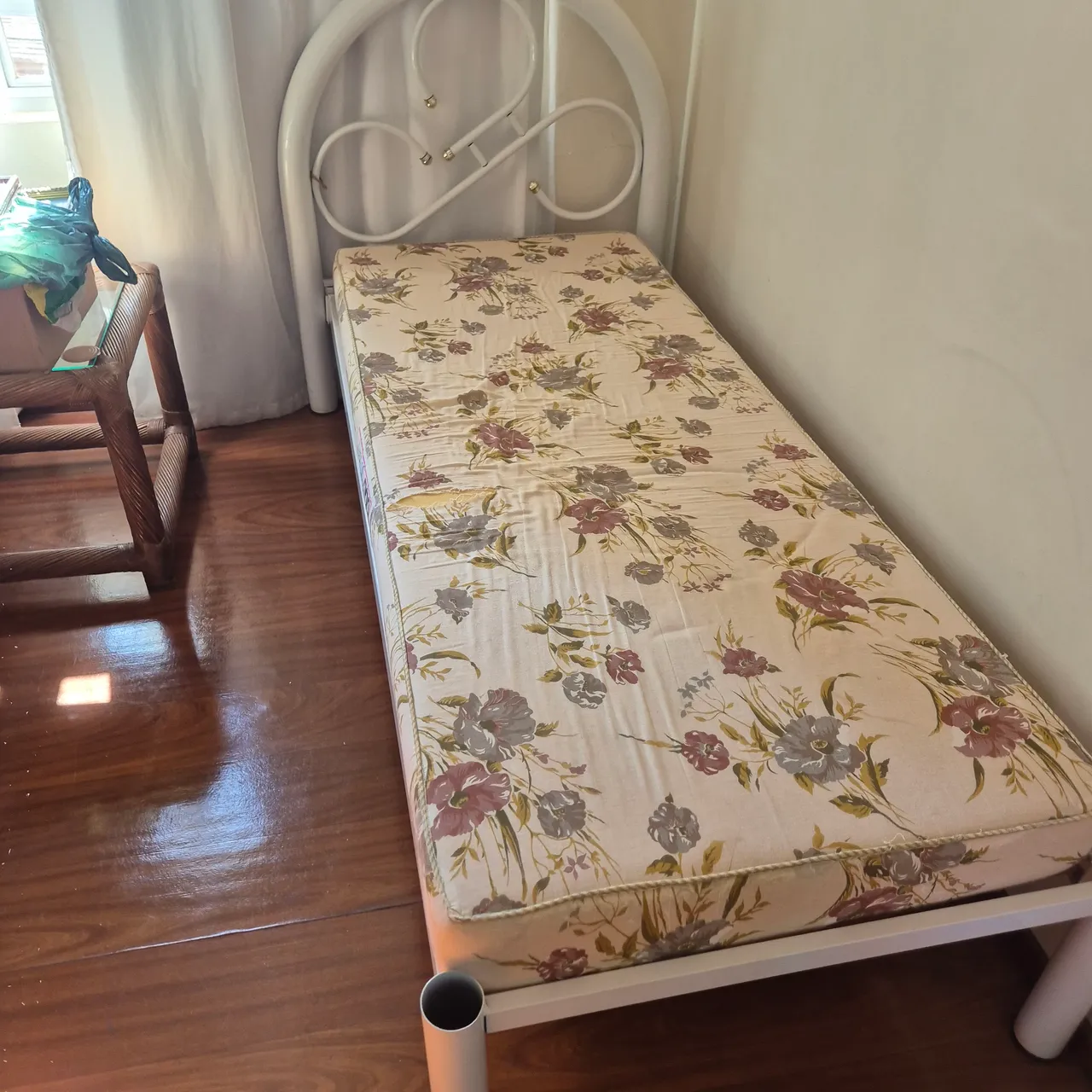 Cama de solteiro com colchão floral