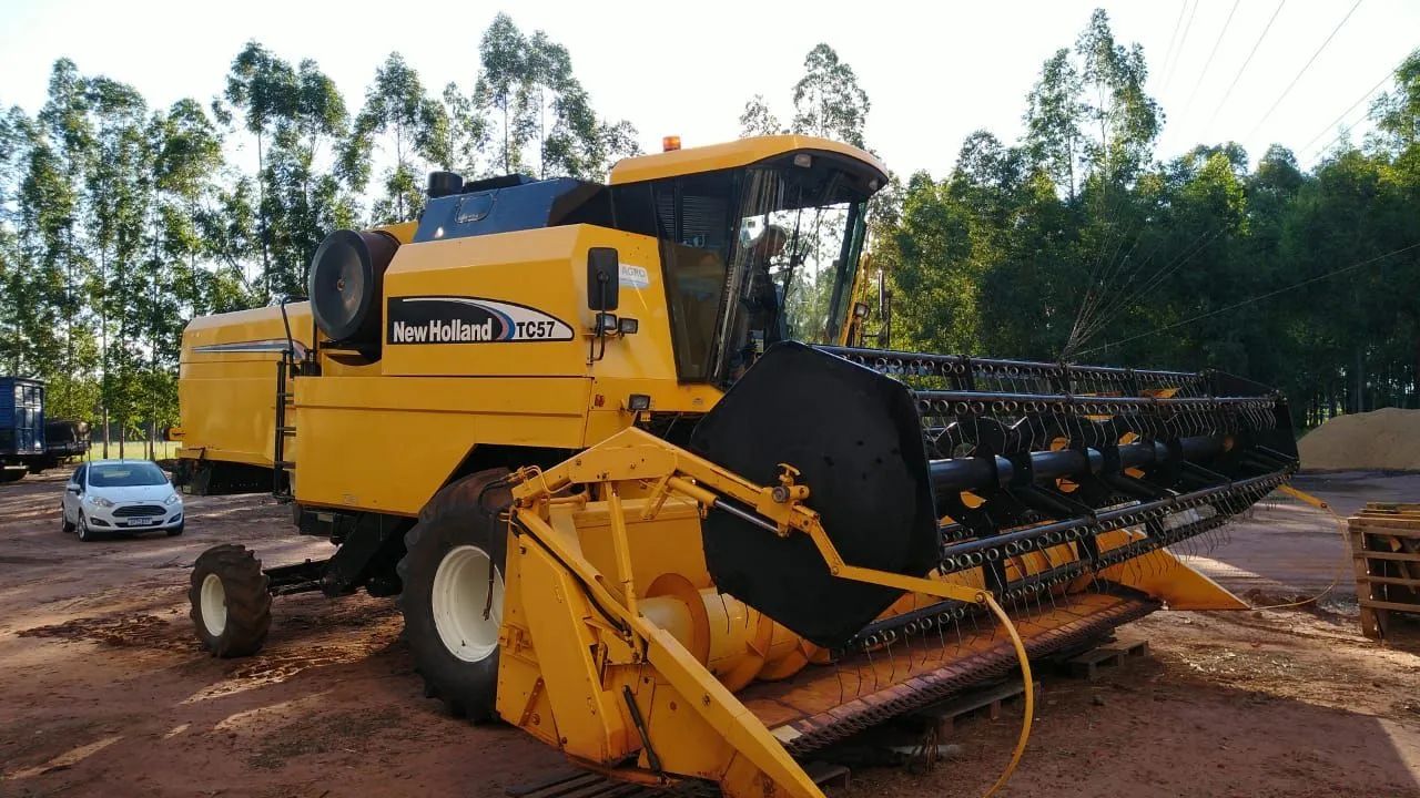 Colheitadeira New Holland TC57 ano 2008 com plataforma de soja 19 pés 