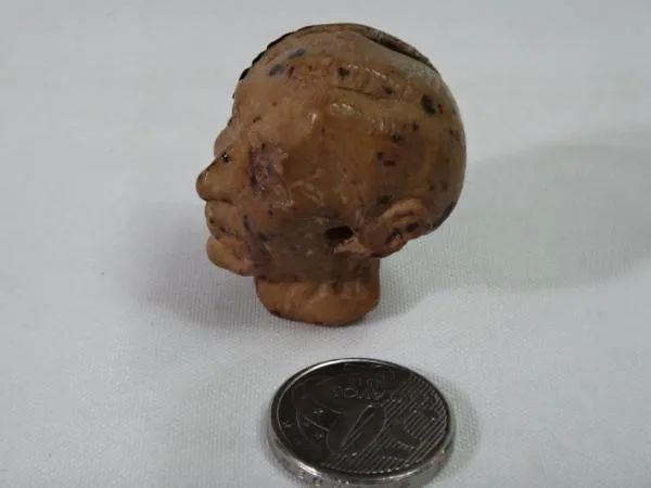 ESCULTURA TIPO NETSUKE (BOTÃO) ESCULPIDA EM UMA SEMENTE - Foto 5