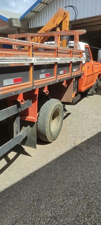 Caminhão munck F 4000