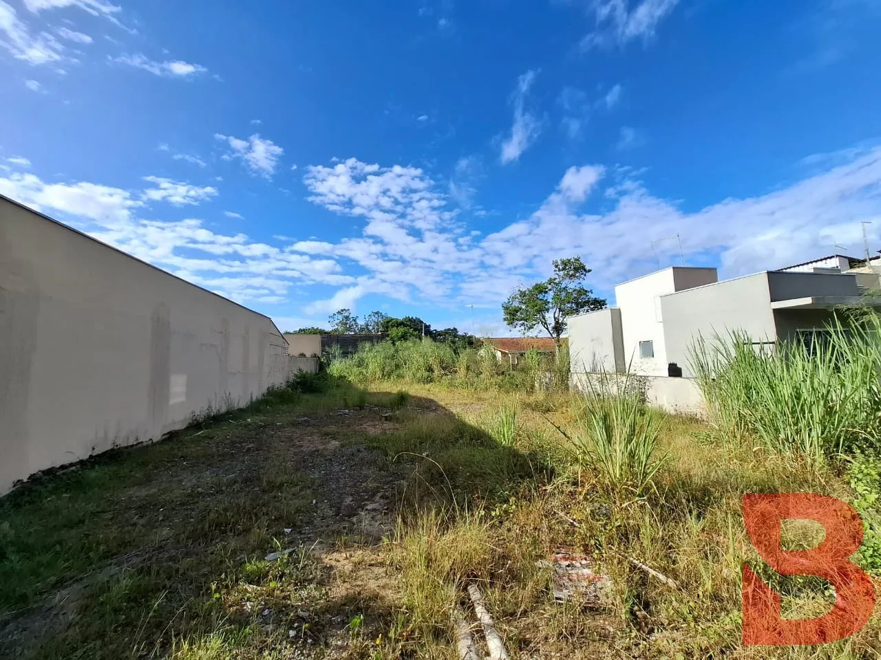 TERRENO PRONTO PARA CONSTRUIR, JÁ LIMPO ATERRADO COM MURO, POSTE PARA LIGAÇÃO DE LUZ E CAI