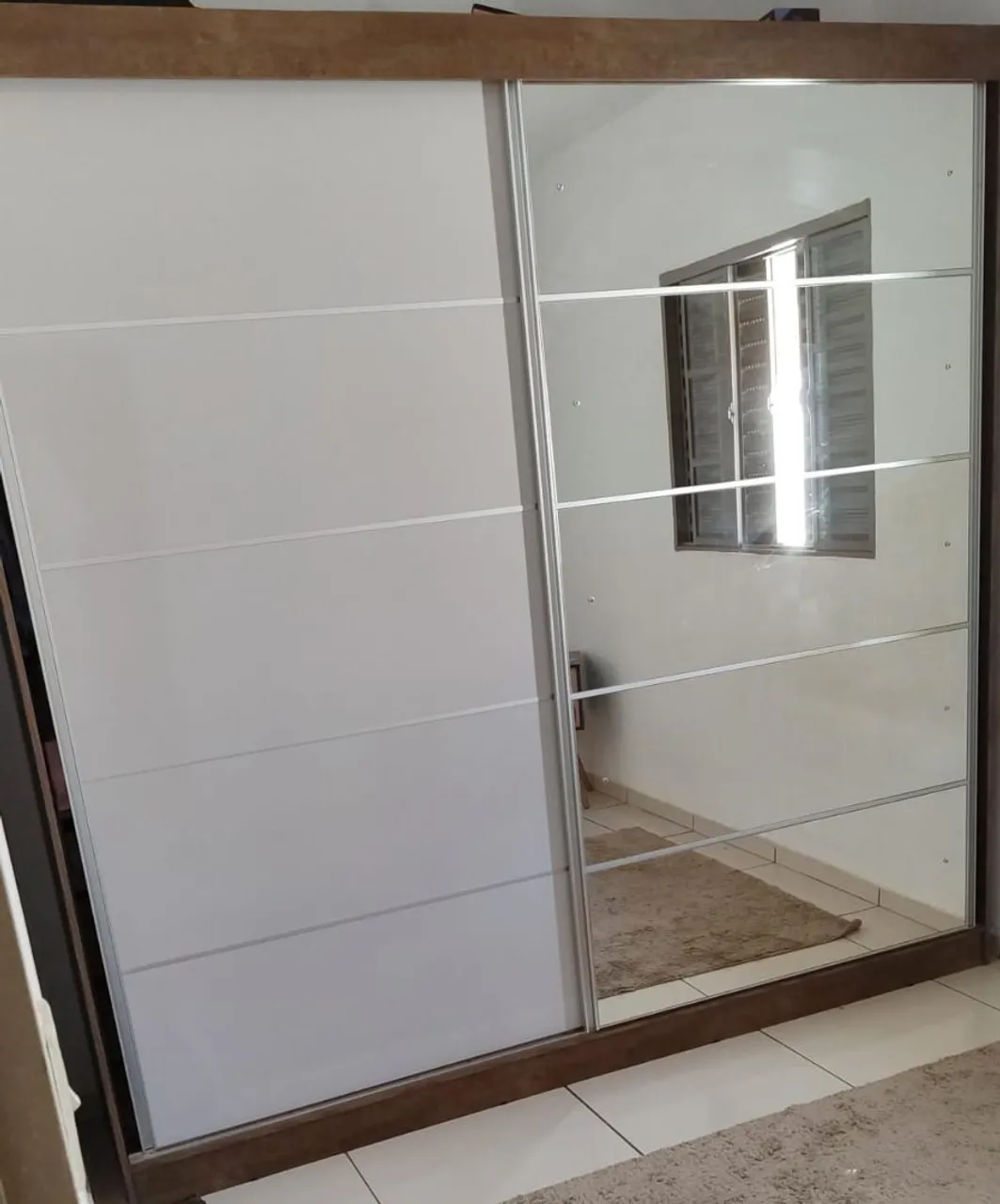 Guarda-Roupa Moderno com Espelho