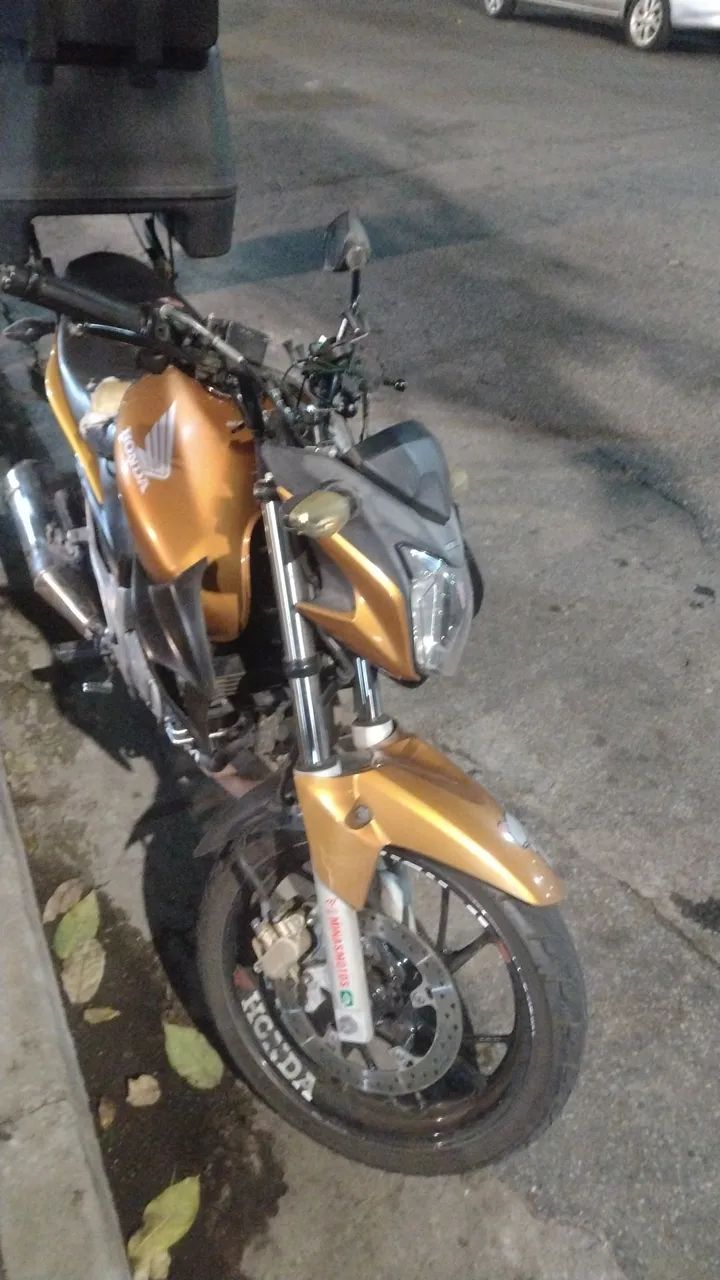 Vendo ou troco por menor cilindrada CB300 2011 motor feito a uma semana com garantia moto 