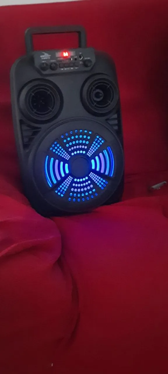 Caixa de Som Bluetooth com Luzes LED por R$ 250