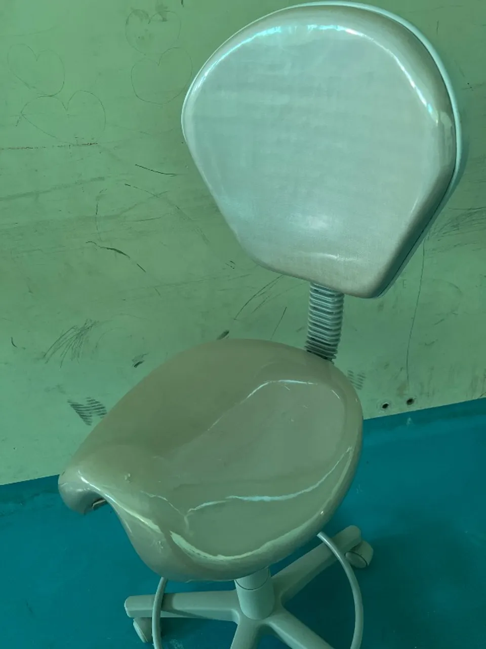 Cadeira para esteticista maquiadora e designer de sobrancelhas