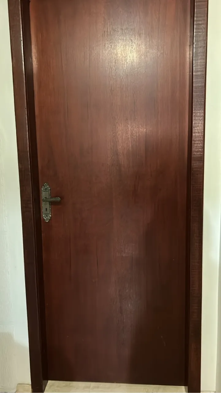 Portas de madeira com pintura em cetol