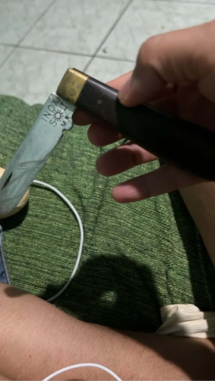 Faca de bolso antiga com cabo em madeira - Foto 3