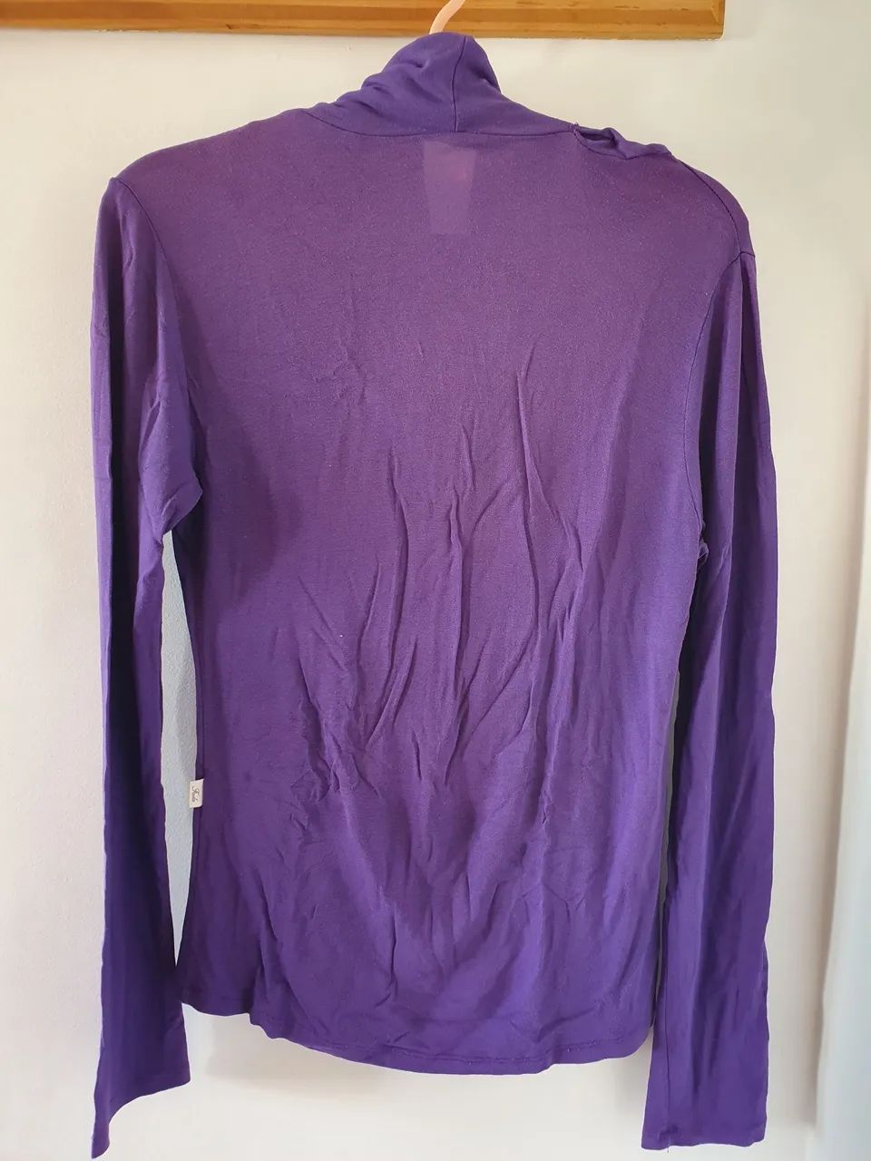 Blusa roxa com gola drapeada - Foto 2