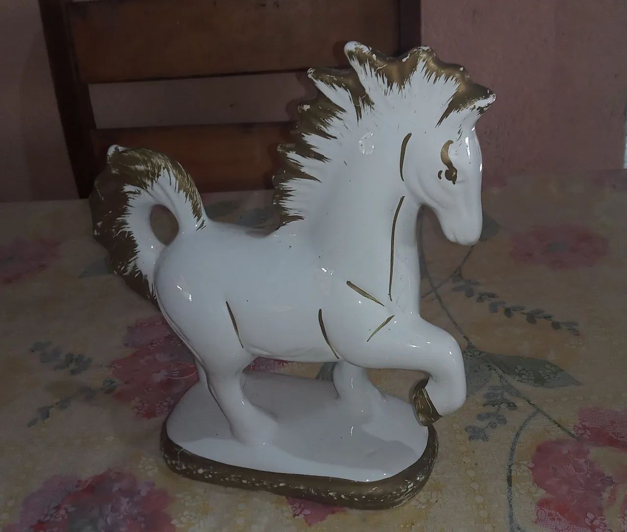 Linda Escultura de Cavalo em Porcelana