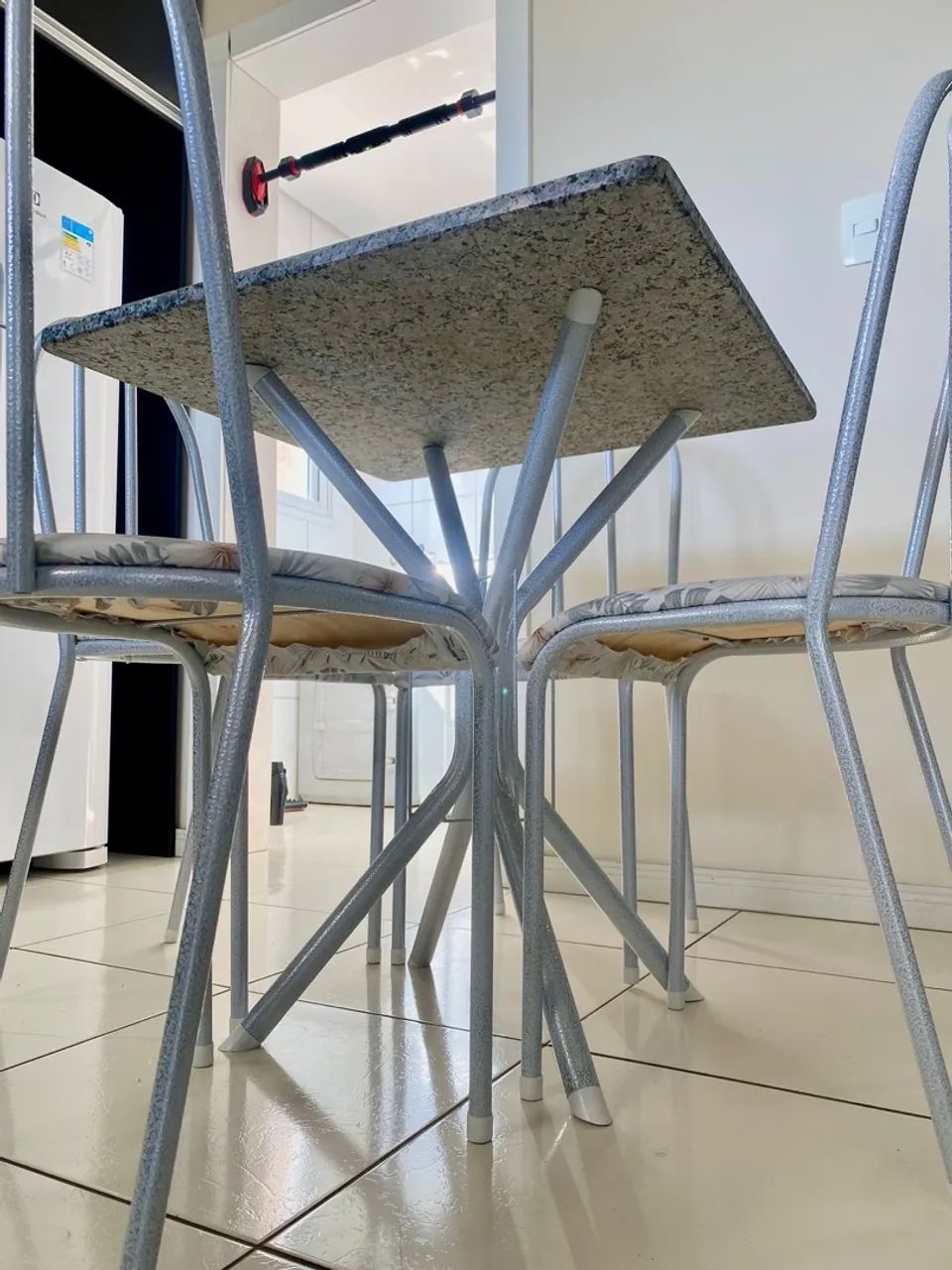 Mesa de Jantar com Tampo de Granito - 4 cadeiras pintura epóxi - Foto 3