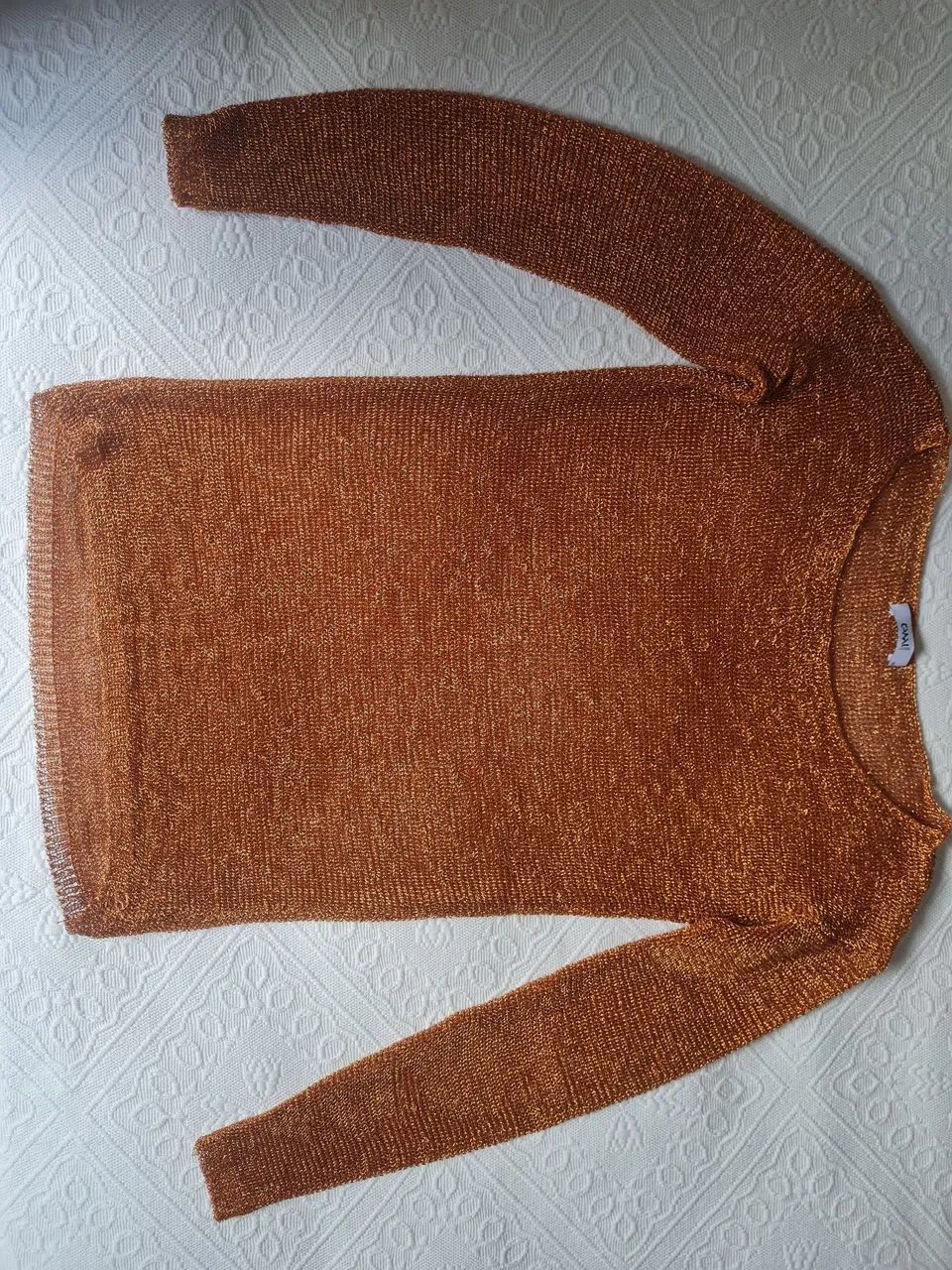 Blusa brilhante dourada.