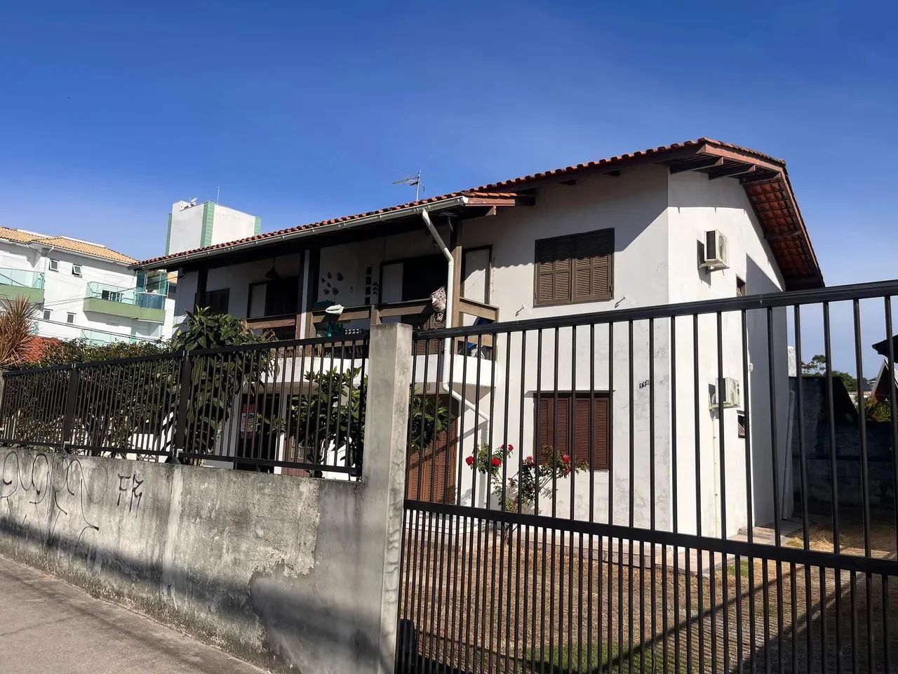 Apartamento Térreo  2 Quartos  Cachoeira do Bom Jesus  300 metros da praia.