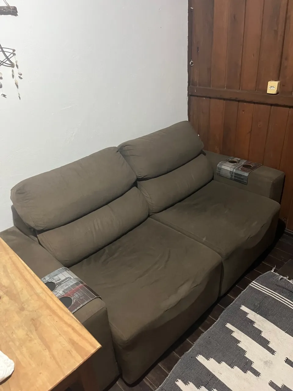 Sofá 2 lugares com porta-copos