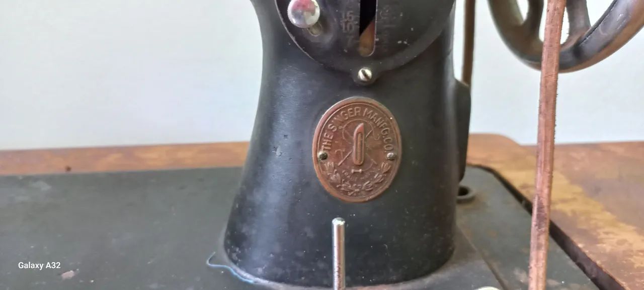 MAQUINA DE COSTURA COM GABINETE SINGER - Foto 5