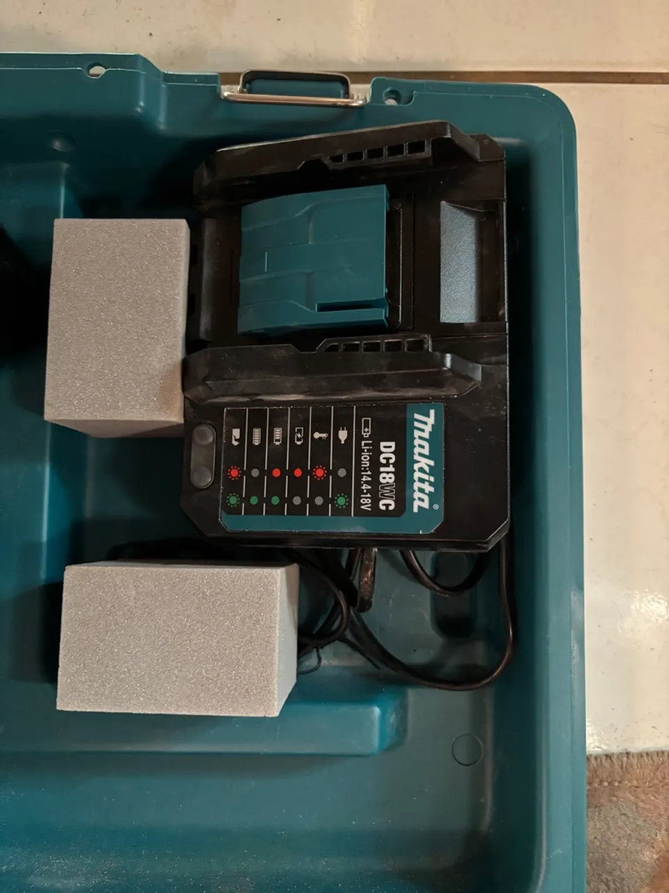 Carregador Makita DC18WC