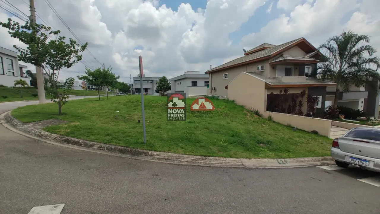 Terreno Padrão em Condomínio em Jacareí