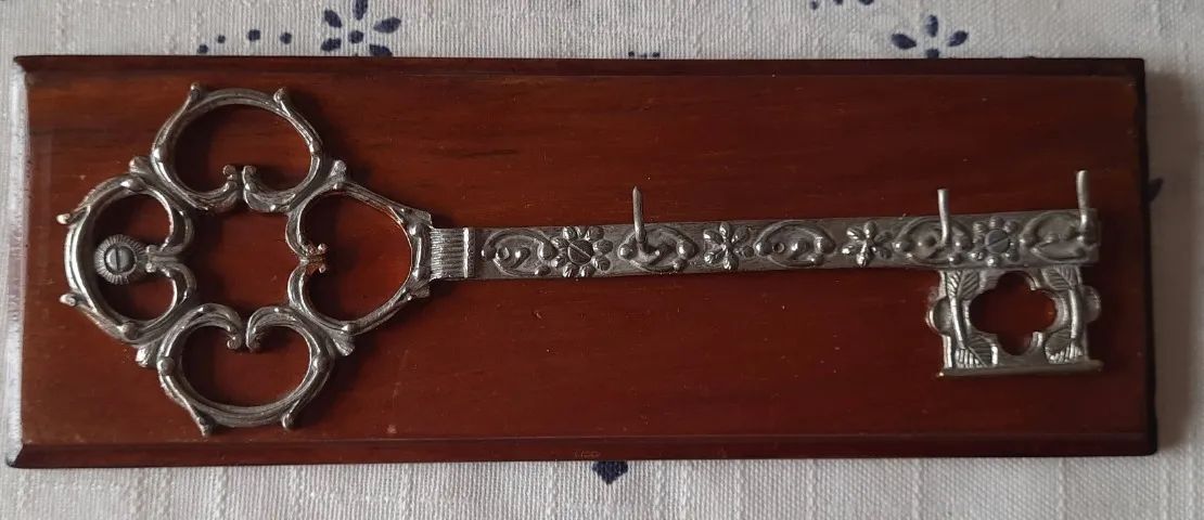Chave antiga em metal prateado / porta-chaves