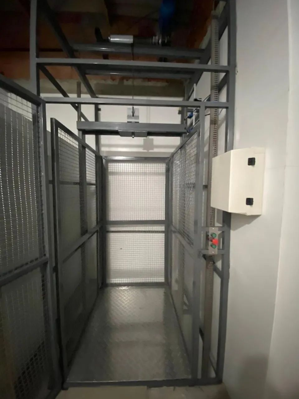 Elevadores e monta cargas