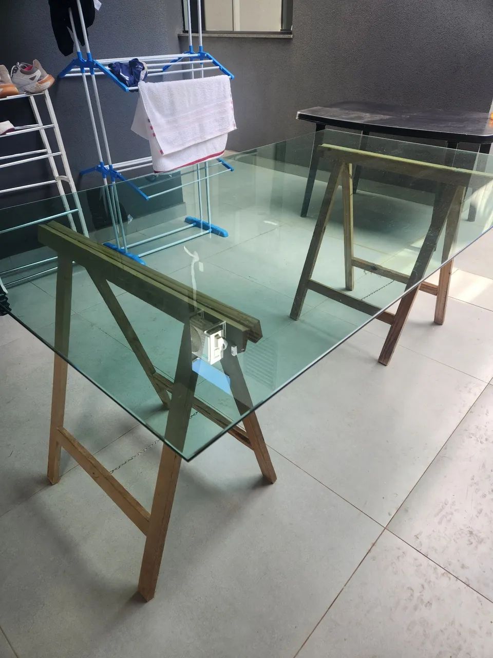 Mesa de vidro com cavaletes 