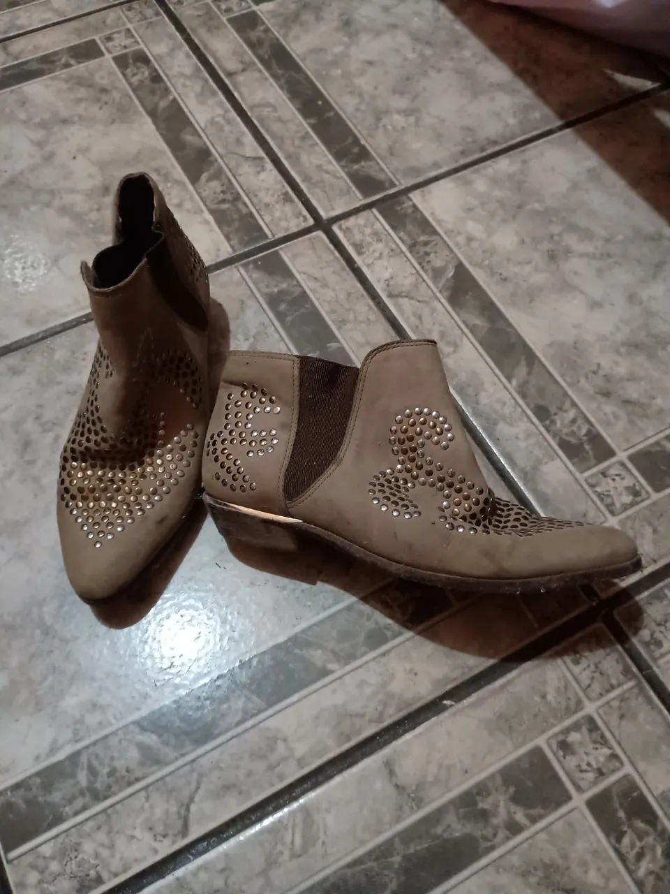 Botas de cano curto com detalhes de pedrinhas