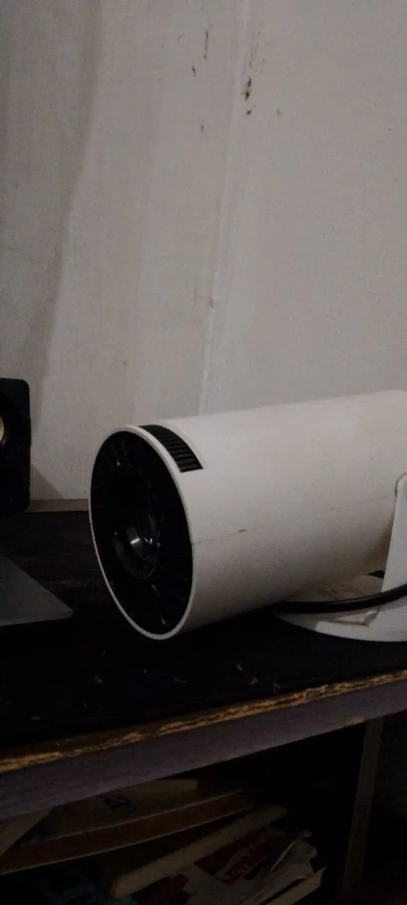 Projetor Branco com Design Moderno