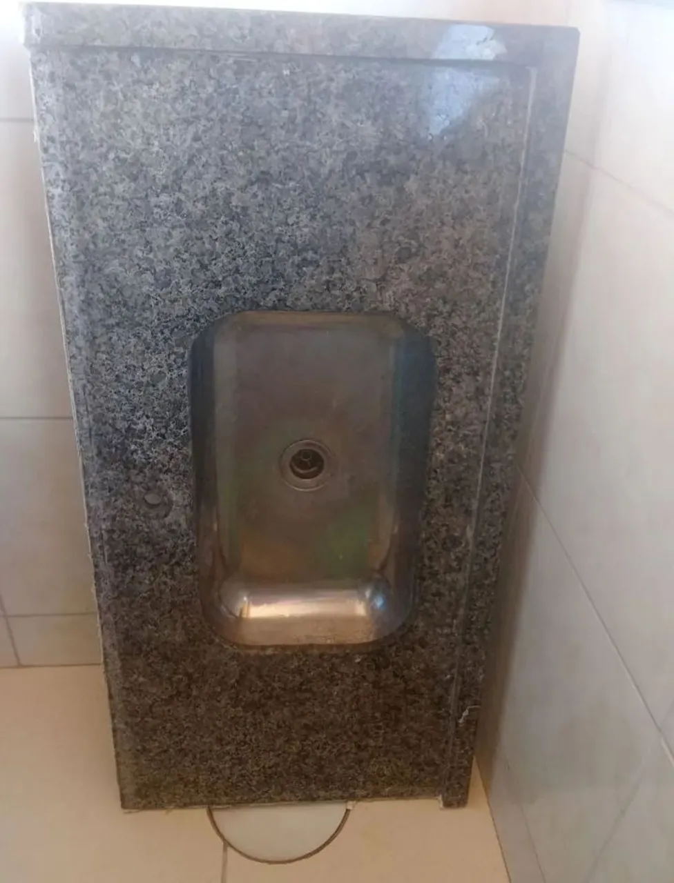 Cuba de aço embutida em granito