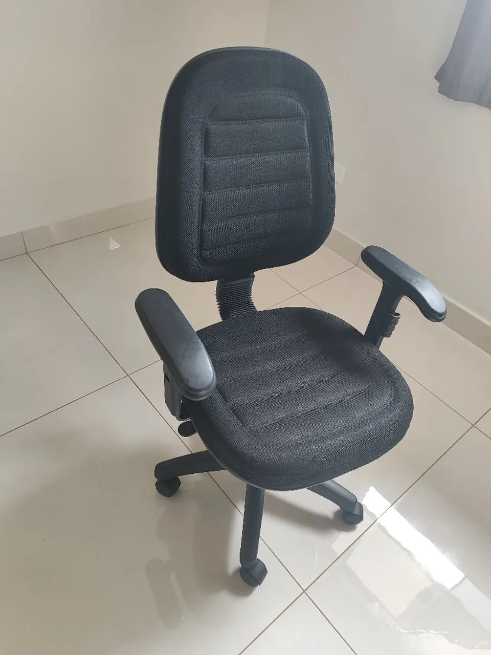 Cadeira de escritório preta com rodinhas