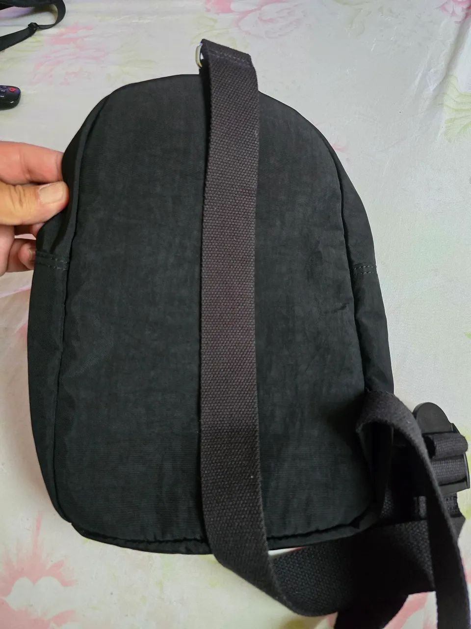 Mochila Kipling Preta Pequena Transversal  - Foto 3