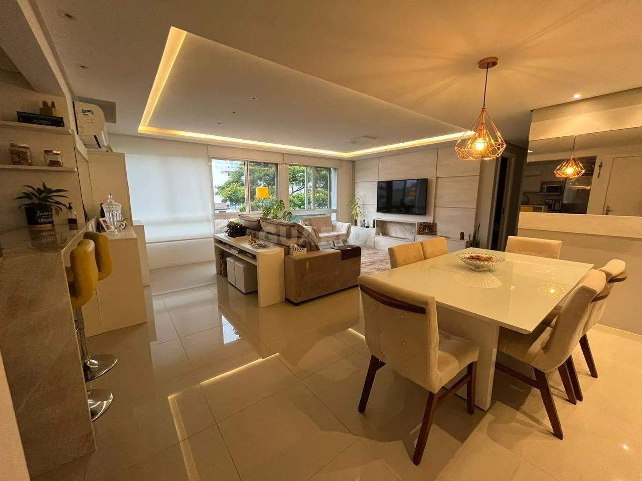 Apartamento com 2 dormitórios, sendo 1 suíte e 2 vagas de garagem no bairro Petrópolis
