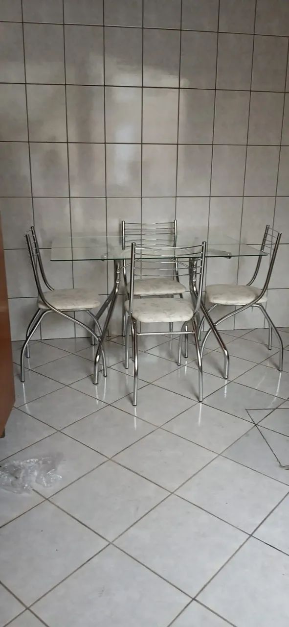 Mesa de vidro e cadeiras
