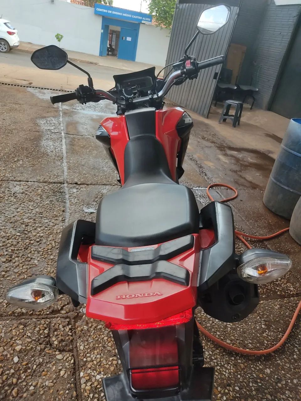 Vendo uma moto.