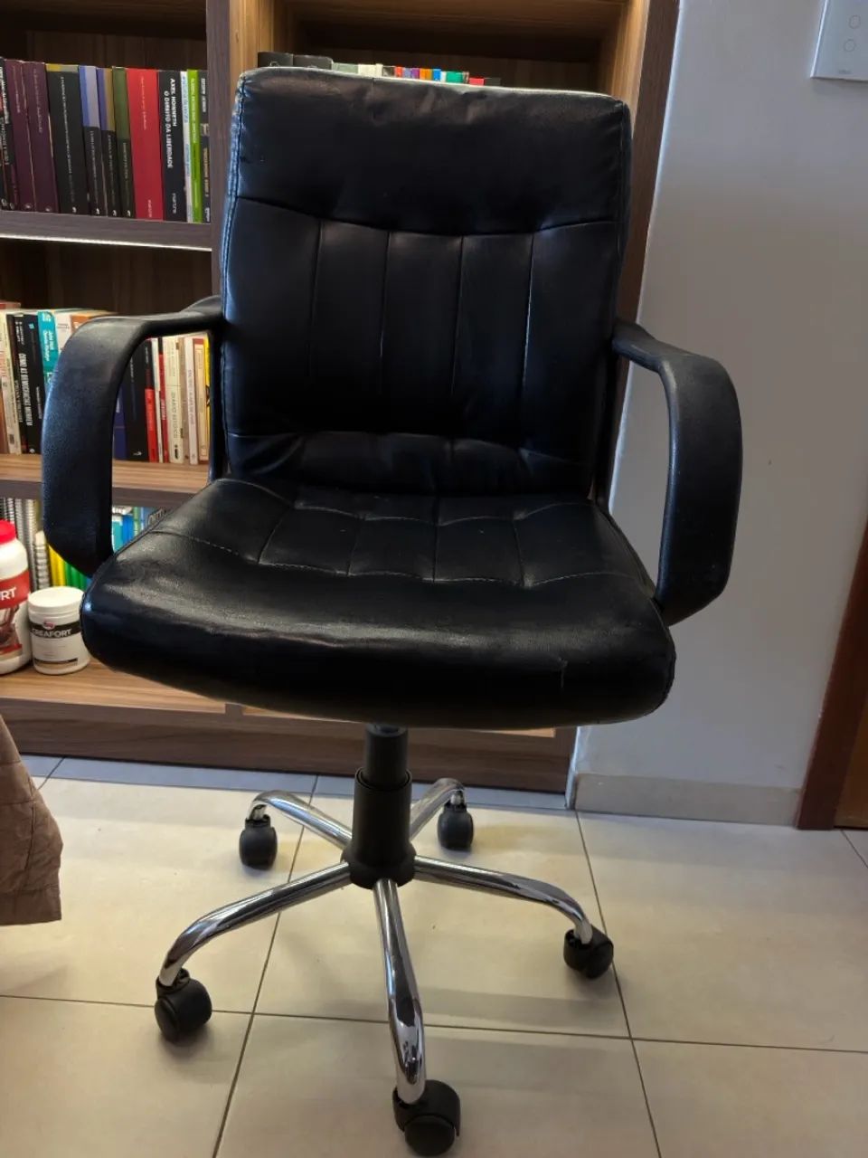 Cadeira de escritório preta com braço