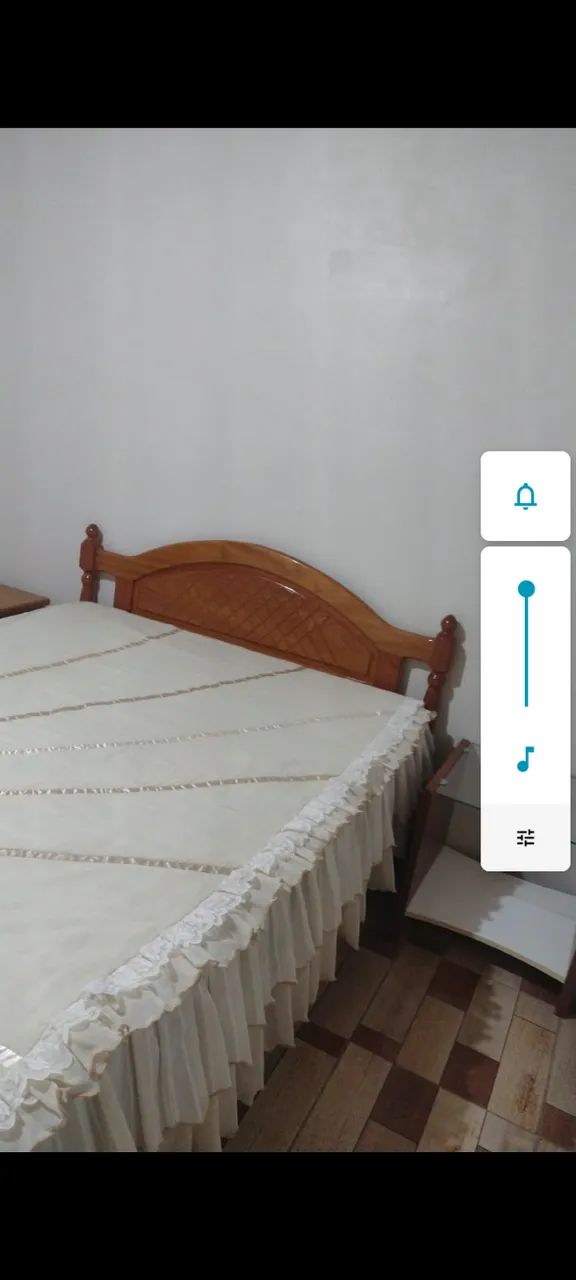 Cama de casal de madeira