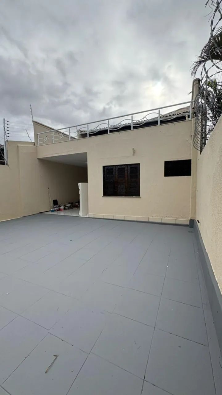 Casa duplex, 05 quartos, 05 banheiros, 03 vagas, já tem laudo da caixa