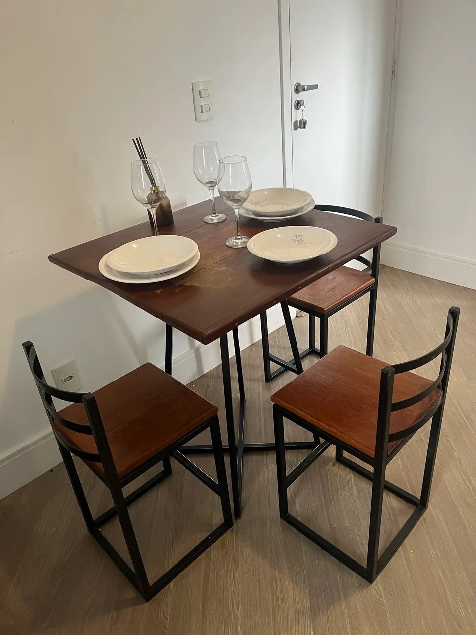 Mesa de madeira maciça com cadeiras