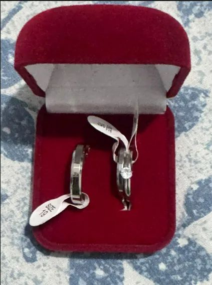 PAR DE ALIANÇAS - ELEGÂNCIA E SOFISTICAÇÃO! 