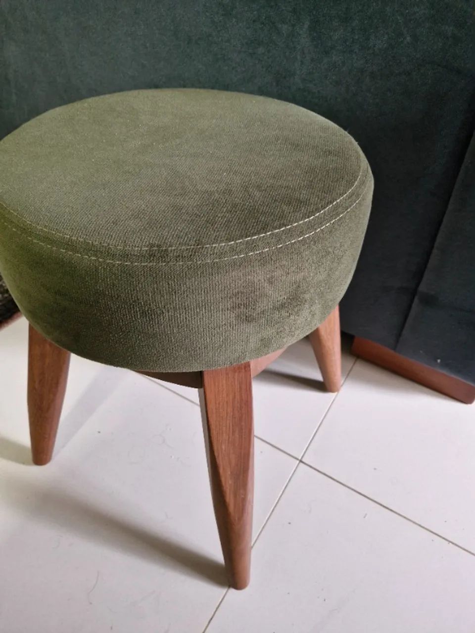 Banqueta cor verde com pés em madeira - Foto 4