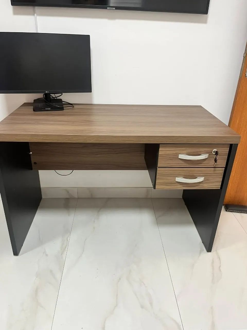 Mesa de Computador c/ 2 gavetas c/ chave - Foto 2