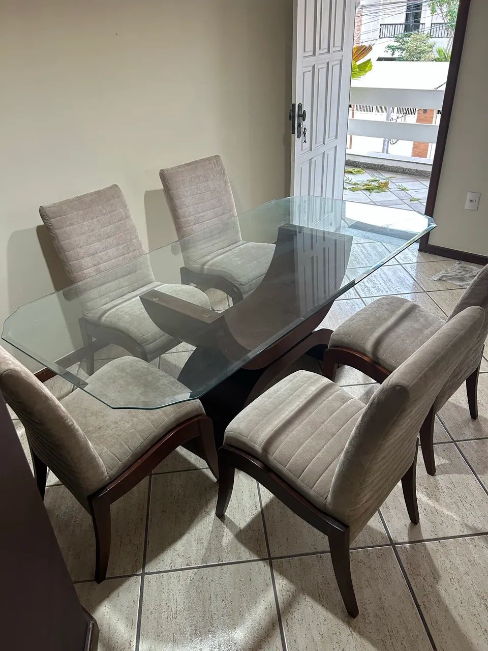 Mesa de Jantar com Tampo de Vidro + 5 Cadeiras Estofadas
