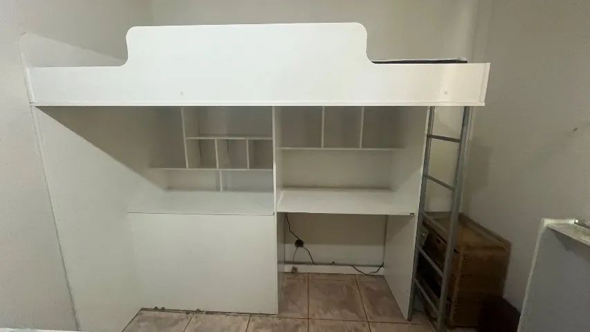Cama alta multifuncional (baú + mesa + cama)