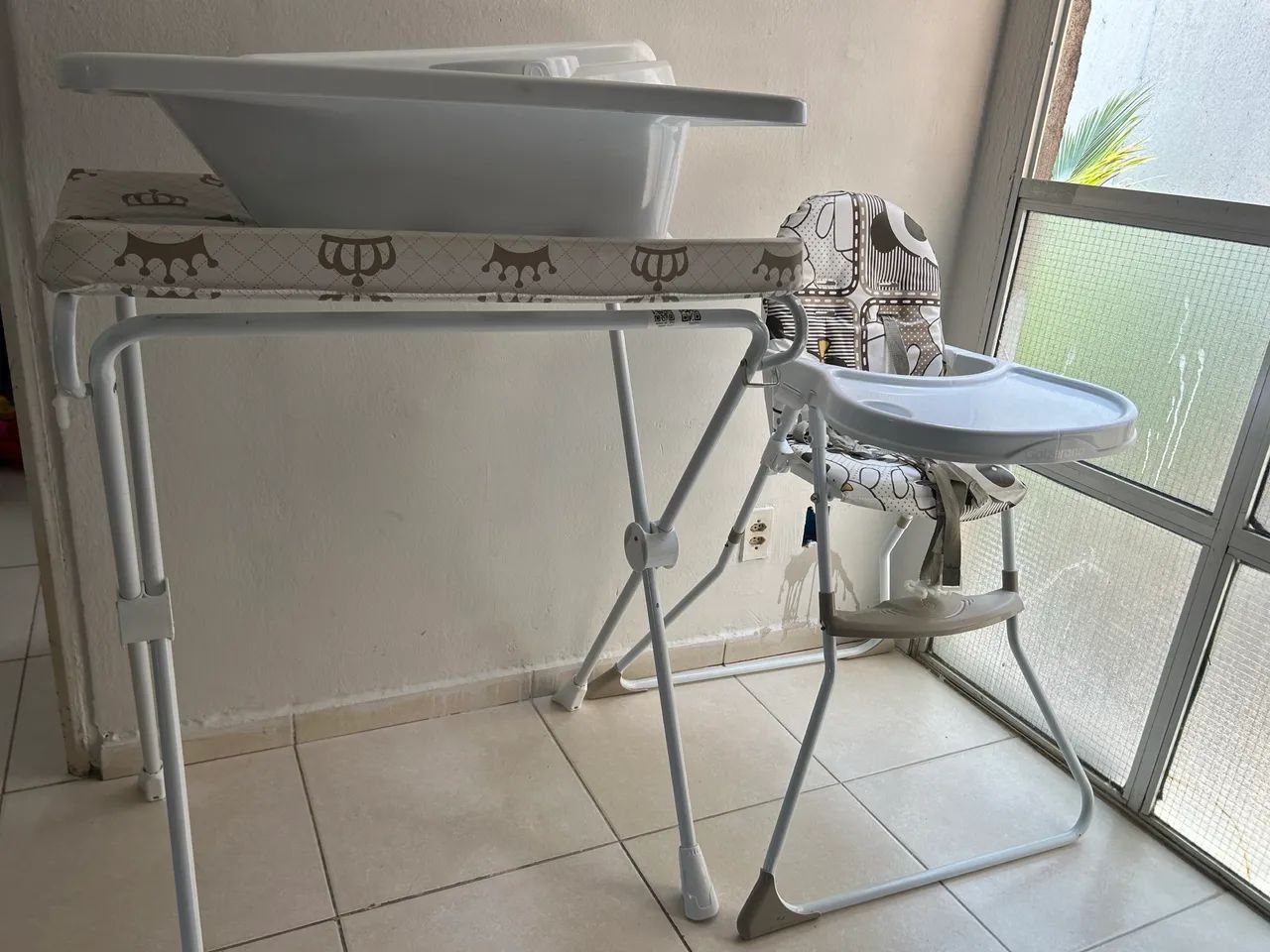 Cadeirinha de alimentação e banheira - Foto 2