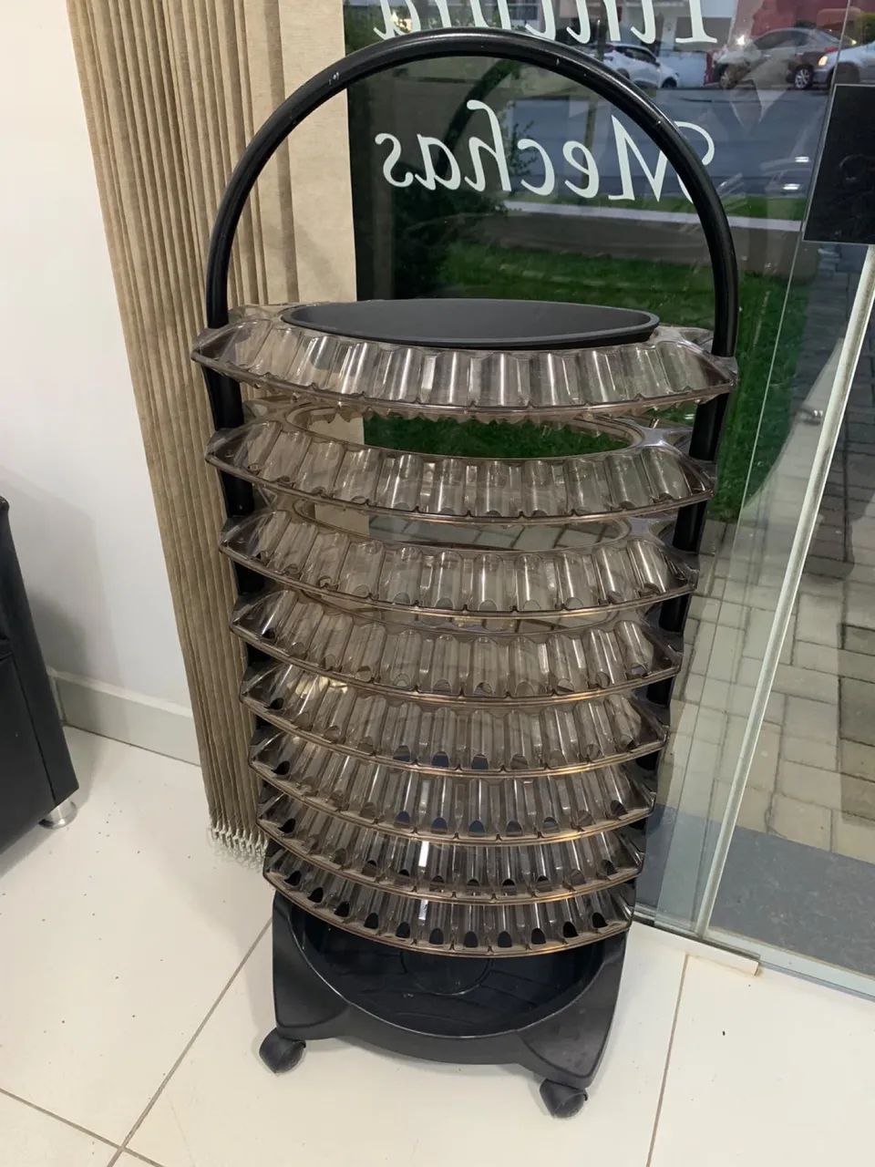 Expositor de esmaltes com rodinha