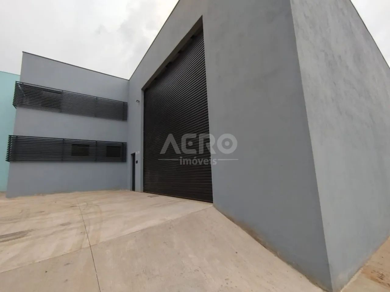 Barracão com 280m2 com porta elétrica para caminhões - Foto 2
