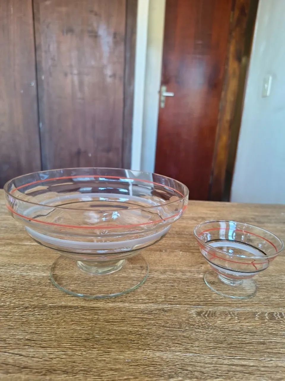 Doceira/Saladeira Vintage em delicado vidro com listras esmaltadas em vermelho e branco - 